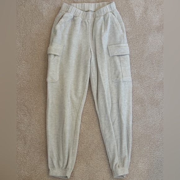 aerie Pants - Aerie Waffle Cargo Joggers in Light Gray